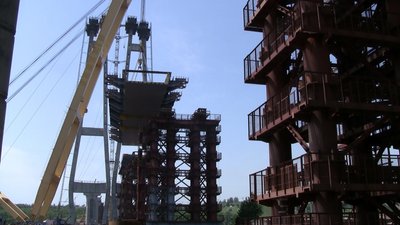 На вантовому мості в Запоріжжі будівельники розпочали монтаж другої прогонової конструкції