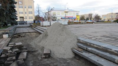 У центрі Малина на Житомирщині тривають роботи з відновлення ушкодженої частини Соборної площі У центрі Малина на Житомирщині тривають роботи з відновлення ушкодженої частини Соборної площі