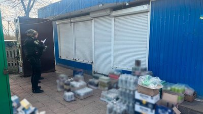 Алкоголь, який нелегально продавали у Великому Бурлуку на Купʼянщині, квітень 2026 року