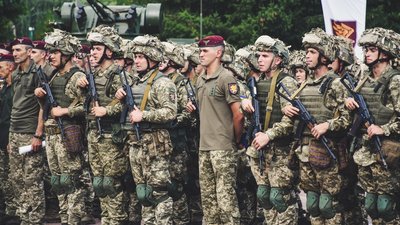 У Житомирі новобранці 95 бригади виголосили "Клятву десантника" та вдягнули марунові берети