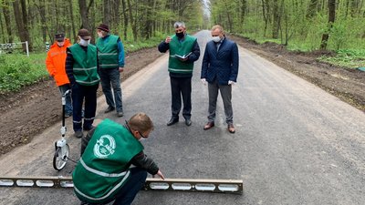 На відремонтованій дорозі біля Богданівки на Кіровоградщині перевірили якість ремонтних робіт На відремонтованій дорозі біля Богданівки на Кіровоградщині перевірили якість ремонтних робіт
