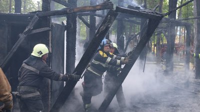 Обстріл центру Харкова: рятувальники загасили пожежу в парку Обстріл центру Харкова: рятувальники загасили пожежу в парку