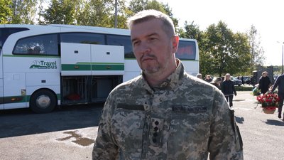 У Коломиї на Прикарпатті сотні людей прощалися із загиблим бійцем "десятки" Любомиром Бордуном У Коломиї на Прикарпатті сотні людей прощалися із загиблим бійцем "десятки" Любомиром Бордуном
