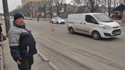 Подробиці аварії на Відродження в Луцьку: стан мами з донькою та що розповів водій Подробиці аварії на Відродження в Луцьку: стан мами з донькою та що розповів водій