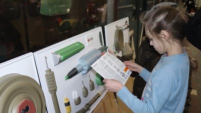Дітей у харківському метро вчили розрізняти міни та зупиняти кровотечу