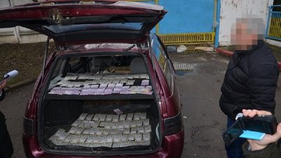 Правоохоронці затримали івано-франківського чиновника на хабарі