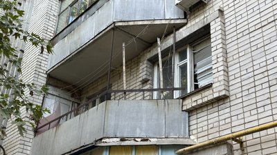 "Куди вони бʼють? Тут нікого не має. Де воєнні? Нема". Херсонці розповіли про наслідки обстрілів "Куди вони бʼють? Тут нікого не має. Де воєнні? Нема". Херсонці розповіли про наслідки обстрілів