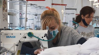 "Робота для терплячих": на Черкащині шиють захисні костюми для медиків "Робота для терплячих": на Черкащині шиють захисні костюми для медиків