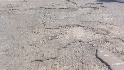 "Ма, я хочу жити, спаси": чому на Сумщині не ремонтують під'їзд до дитячої обласної лікарні "Ма, я хочу жити, спаси": чому на Сумщині не ремонтують під'їзд до дитячої обласної лікарні