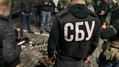 Пістолети, гранати та ножі: у Мукачеві СБУ затримала підозрюваного у торгівлі зброєю Пістолети, гранати та ножі: у Мукачеві СБУ затримала підозрюваного у торгівлі зброєю