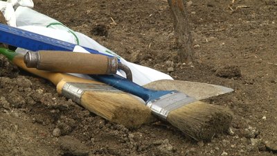 На полі археологи шукають артефакти у трьох траншеях. Фото: Суспільне. Поділля. На полі археологи шукають артефакти у трьох траншеях. Фото: Суспільне. Поділля.