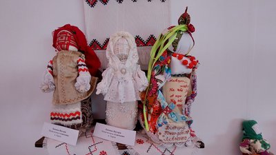 Ляльки-мотанки дев’яти закарпатських майстринь виставили в ужгородському скансені Ляльки-мотанки дев’яти закарпатських майстринь виставили в ужгородському скансені