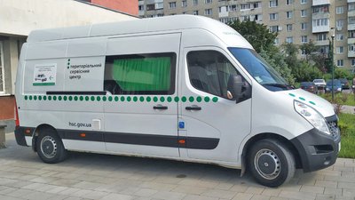 Мобільні сервісні центри в Луцьку за перший день роботи оформили 76 автопослуг