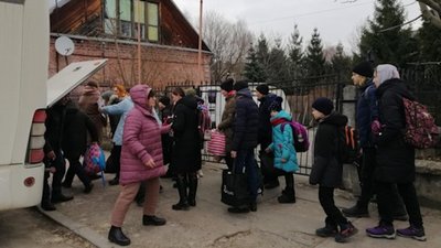 Волонтери житомирської школи допомогли евакуювати за кордон понад дві тисячі людей Волонтери житомирської школи допомогли евакуювати за кордон понад дві тисячі людей