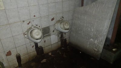 Бруд у вбиральні Бруд у вбиральні