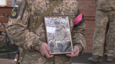 У руках військовослужбовця світлина полеглого воїна Романа Ткаченка, 10 листопада 2023. Фото: Суспільне Хмельницький У руках військовослужбовця світлина полеглого воїна Романа Ткаченка, 10 листопада 2023. Фото: Суспільне Хмельницький