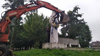На Львівщині демонтували ще один радянський монумент На Львівщині демонтували ще один радянський монумент
