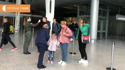 Пасажирам львівського аеропорту перевіряють температуру Пасажирам львівського аеропорту перевіряють температуру
