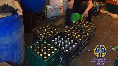 Понад 600 л спирту. На Прикарпатті викрили підпільний цех з виготовлення алкоголю Понад 600 л спирту. На Прикарпатті викрили підпільний цех з виготовлення алкоголю