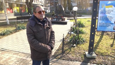 Леонід брав участь у будівництві пам'ятника. Леонід брав участь у будівництві пам'ятника.