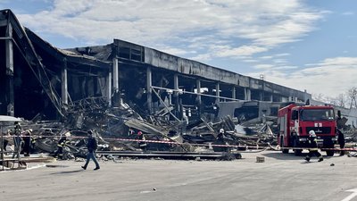 Наслідки "руського миру" — як рятувальники розгрібають завали складу у Броварах