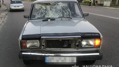 На Житомирщині автомобіль збив 44-річну жінку, яка переходила дорогу