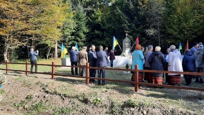 На Івано-Франківщині у лісі спорудили пам’ятник загиблим воїнам УПА