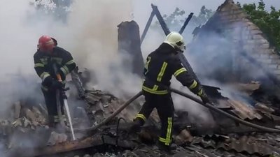 Господар – з опіками, покрівля і три тонни сіна знищені: на Черкащині згасили пожежу