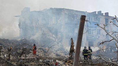 КАБ, атака РФ, багатоквартирний будинок, завали, рятувальники