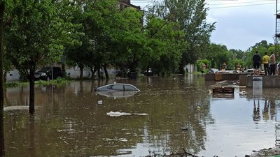 Після зливи. У Миколаєві рівень води на деяких вулицях піднявся до 50 см Після зливи. У Миколаєві рівень води на деяких вулицях піднявся до 50 см