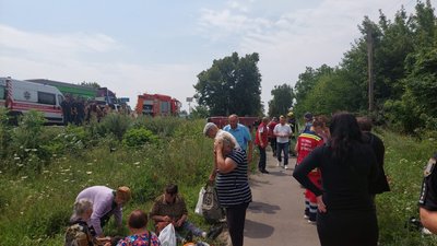У лікарні залишаються троє людей, які травмувалися під час аварії в Роменському районі У лікарні залишаються троє людей, які травмувалися під час аварії в Роменському районі