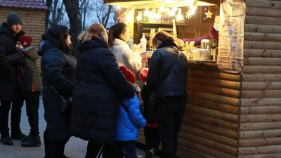 У центрі Одеси запалили головну новорічну ялинку міста У центрі Одеси запалили головну новорічну ялинку міста