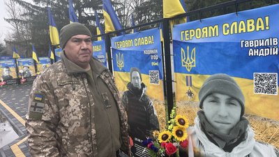 Сергій Черняєв біля Алеї слави Сергій Черняєв біля Алеї слави