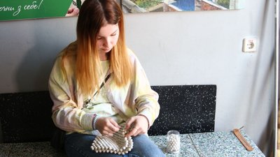 У Дніпрі відкрили станцію, де переробляють сміття та вчать створювати з непотребу прикраси У Дніпрі відкрили станцію, де переробляють сміття та вчать створювати з непотребу прикраси