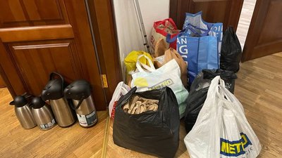 Всесвітній день бідних: у Києві волонтери роздали їжу нужденним Всесвітній день бідних: у Києві волонтери роздали їжу нужденним