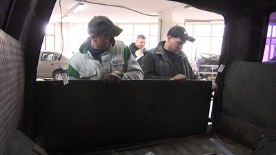 В одному із вінницьких СТО переобладнують автомобілі для потреб ЗСУ