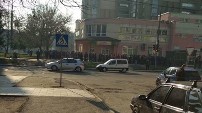 У Франківську люди утворили живу чергу біля візового центру, незважаючи на карантин У Франківську люди утворили живу чергу біля візового центру, незважаючи на карантин
