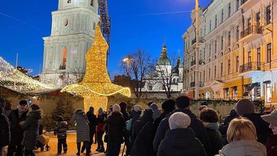 На Софійську площу в Києві повернули скандальний "чарівний капелюх"
