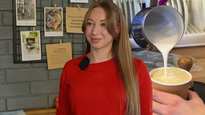 "Кава — це вид психотерапії". Як попри щоденні обстріли працює кав'ярня у Дніпровському районі Херсона
