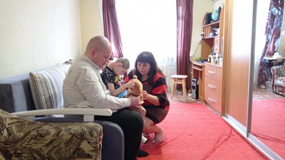 «Ми не згодні»: у Полтаві родина з порушеннями зору не може отримати додаткову кімнату в гуртожитку