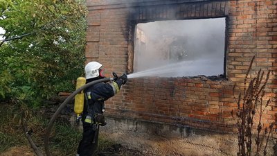 У Суботцівській громаді рятувальники гасили пожежу у домі та знайшли три тіла У Суботцівській громаді рятувальники гасили пожежу у домі та знайшли три тіла