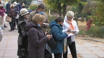У Запоріжжі через посилення обмежень в транспорті, до пунктів вакцинації утворилися черги У Запоріжжі через посилення обмежень в транспорті, до пунктів вакцинації утворилися черги