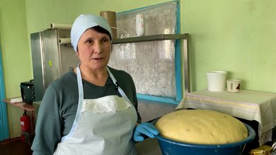 Працівниці ліцею на Рівненщині випекли 300 пасок і передали на передову Працівниці ліцею на Рівненщині випекли 300 пасок і передали на передову