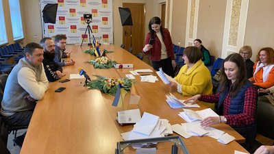 У Первомайському рахують голоси за нову назву міста. 25 квітня 2023 року. Фото: Юлія Токар/Суспільне Харків У Первомайському рахують голоси за нову назву міста. 25 квітня 2023 року. Фото: Юлія Токар/Суспільне Харків