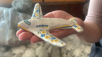 Українська "Мрія" як сувенір: у тернопільській етномайстерні роблять іграшки Українська "Мрія" як сувенір: у тернопільській етномайстерні роблять іграшки