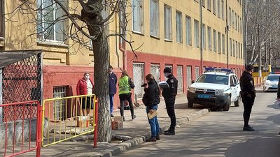 В Одесі біля школи знайшли тіло пенсіонерки. Поліція заявила про насильницьку смерть В Одесі біля школи знайшли тіло пенсіонерки. Поліція заявила про насильницьку смерть