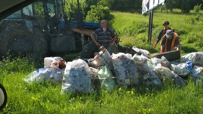 Толока на "єврейці": як у Рівному активісти щосуботи прибирають пагорб Толока на "єврейці": як у Рівному активісти щосуботи прибирають пагорб