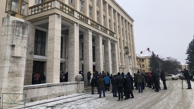 Зниження тарифів: понад 100 людей прийшли на мітинг перед Закарпатскою ОДА Зниження тарифів: понад 100 людей прийшли на мітинг перед Закарпатскою ОДА