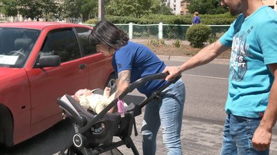 Сидіти вдома не можуть: У Черкасах подружжя волонтерить із двомісячною дитиною Сидіти вдома не можуть: У Черкасах подружжя волонтерить із двомісячною дитиною