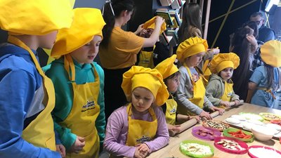У Тернополі дітей-переселенців учили робити піцу У Тернополі дітей-переселенців учили робити піцу